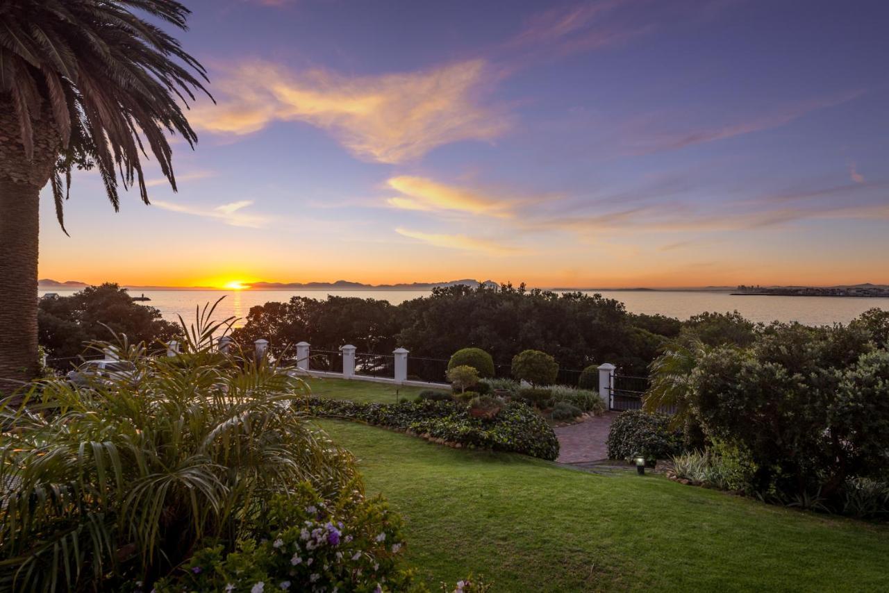 Отель Manor On The Bay Гордонс-Бэй Экстерьер фото